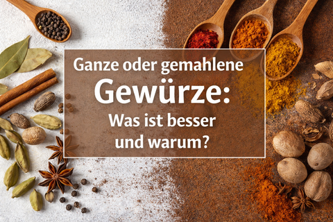 Titelbild zum Thema ganze oder gemahlene Gewürze: links ganze Gewürze wie Zimt, Kardamom und Pfeffer, rechts gemahlene Gewürze in Löffeln.