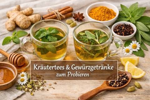 Zwei Glastassen Kräutertee mit frischen Kräutern und Gewürzen auf Holzuntergrund