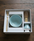 Gewurzladen Nafels Hellblaues Matcha-Tee-Set mit Schale, Besen und Löffel in einer weißen Präsentationsbox.