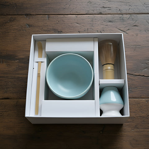 Gewurzladen Nafels Hellblaues Matcha-Tee-Set mit Schale, Besen und Löffel in einer weißen Präsentationsbox.
