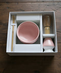 Gewurzladen Nafels Rosa Matcha-Tee-Set mit Schale, Besen und Löffel in einer weißen Geschenkbox.