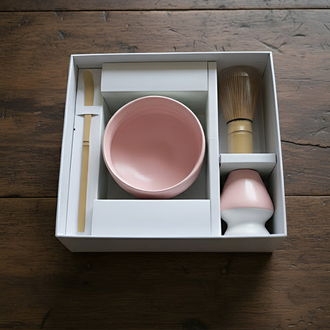 Gewurzladen Nafels Rosa Matcha-Tee-Set mit Schale, Besen und Löffel in einer weißen Geschenkbox.