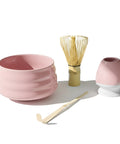 Rosa Matcha-Schale, Bambusbesen, Schaufel und kleiner rosa Behälter.