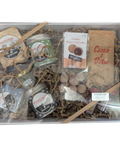 Gewurzladen Nafels Verpackte Geschenkbox mit Glarnermagentrüffel, Gewürzen und Cacao & Dates Schokolade.