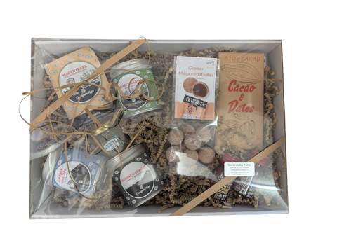 Gewurzladen Nafels Verpackte Geschenkbox mit Glarnermagentrüffel, Gewürzen und Cacao & Dates Schokolade.