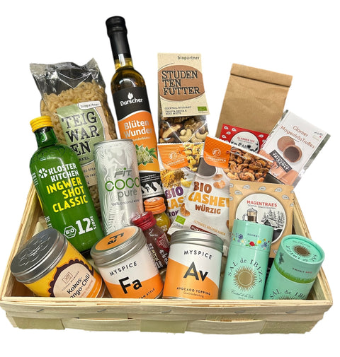 Gewurzladen Nafels Holzkisten-Geschenkkorb gefüllt mit Pasta, Ölen, Cashew-Snacks und verschiedenen Gewürzdosen.